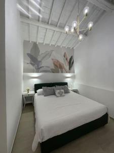 ein weißes Schlafzimmer mit einem großen Bett in einem Zimmer in der Unterkunft Apartment Florence in Florenz