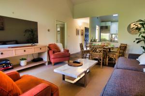 ein Wohnzimmer mit Sofas und ein Esszimmer in der Unterkunft Silverado Golf Course in Napa