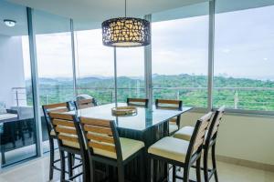 une salle à manger avec une table et des chaises en verre dans l'établissement 23o Penthouse Stunning Oceanview Resort Lifestyle, à ArraijÃ¡n