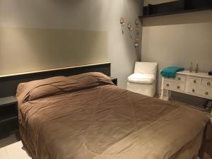 een slaapkamer met een bed, een bureau en een stoel bij Casa amplia en Resistencia in Resistencia