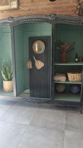 een groene kast met een deur en een spiegel bij Casa amplia en Resistencia in Resistencia