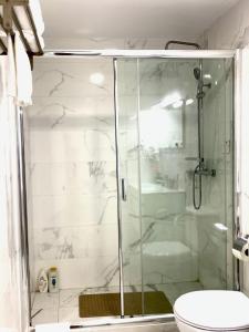 eine Dusche mit Glastür im Bad in der Unterkunft Almada Downtown 202 in Porto