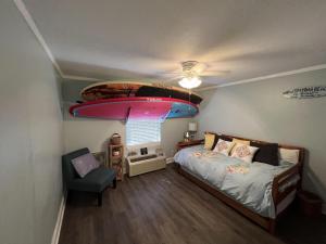 Postel nebo postele na pokoji v ubytování Dolphin Cove Cottage -2-2 Pet Friendly!