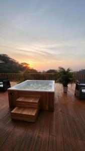 un bain à remous installé au-dessus d'une terrasse en bois dans l'établissement Minka Paradise, à Minca