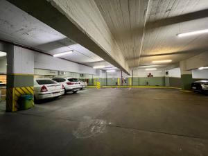un garaje con coches aparcados en él en Selbard Suite en Buenos Aires
