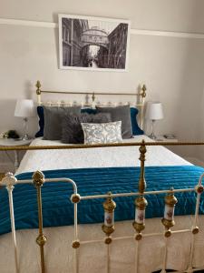 sypialnia z łóżkiem z niebiesko-białą narzutą w obiekcie R&R Blue Diamond Luxury Cottage Maryborough, Vic w mieście Maryborough