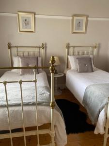 dwa łóżka siedzące obok siebie w sypialni w obiekcie R&R Blue Diamond Luxury Cottage Maryborough, Vic w mieście Maryborough