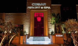 馬拉喀什的住宿－塞薩爾Spa度假酒店，度假村的前门和夜间的Spa