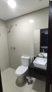 Koupelna v ubytování Duplex com piscina no Grangeiro