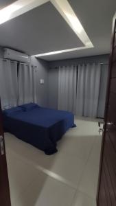1 dormitorio con 1 cama azul en una habitación en Duplex com piscina no Grangeiro, en Crato
