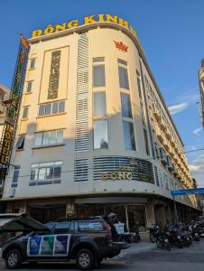 un gran edificio con un cartel en el costado en Đông Kinh Hotel en Ho Chi Minh