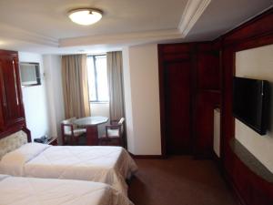 Giường trong phòng chung tại Maxim Plaza Hotel