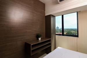 um quarto com uma cama e uma janela em Tropical Executive 1006 em Manaus