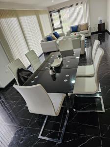 een vergaderzaal met een tafel en stoelen en een bank bij apartamento de lujo in Cuenca