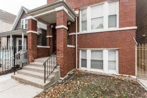 ein Backsteinhaus mit einer Treppe davor in der Unterkunft ONE ROOM in AN APT HAVEN in Chicago