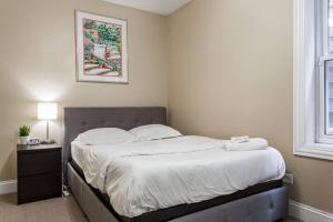 ein Schlafzimmer mit einem Bett und einem Bild an der Wand in der Unterkunft ONE ROOM in AN APT HAVEN in Chicago