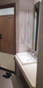 La salle de bains est pourvue d'un lavabo et d'un miroir. dans l'établissement Scenia Bay Residence Nha Trang, à Nha Trang