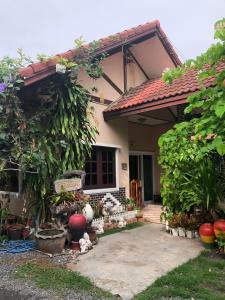 een huis met een tuin en een patio bij Cool Cat House Resort 