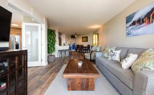 een woonkamer met een bank en een salontafel bij Refined Oceanfront Retreat in Kihei
