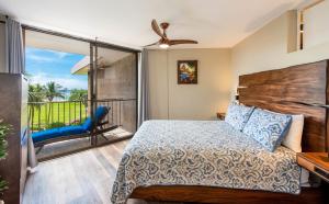 een slaapkamer met een bed en een balkon bij Refined Oceanfront Retreat in Kihei +30 foto's