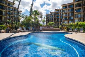 een zwembad voor sommige appartementsgebouwen bij Refined Oceanfront Retreat in Kihei