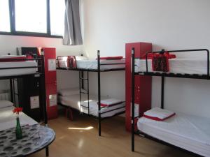Postel nebo postele na pokoji v ubytování Bilbao Akelarre Hostel