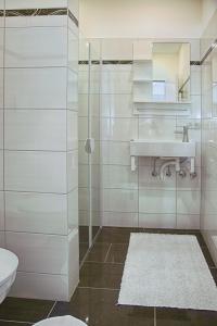 Ein Badezimmer in der Unterkunft Schlafen in Rosengarten