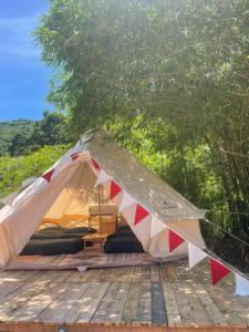uma tenda situada no topo de um deque de madeira em Homestay Sake em Lai Sơn