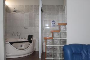 a bathroom with a bath tub and a shower at Hotel Caribe Azul in Chancay