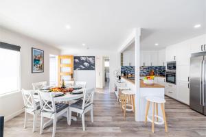 Кухня или мини-кухня в The Pacific Pearl,16 Pacific Avenue, Anna Bay - pet friendly, air con
