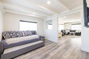 Телевизор и/или развлекательный центр в The Pacific Pearl,16 Pacific Avenue, Anna Bay - pet friendly, air con