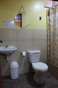 Hotel Caribe Azul في تشانساي: حمام مع مرحاض ومغسلة