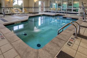 - une piscine d'eau bleue dans une chambre d'hôtel dans l'établissement Fairfield Inn and Suites by Marriott Weatherford, à Weatherford