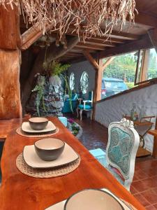 einem Holztisch mit zwei Schalen darüber in der Unterkunft Treehouse Gastro Hotel in Quito