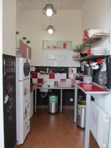 Kuchyň nebo kuchyňský kout v ubytování Bilbao Akelarre Hostel