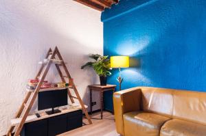 リールにあるZen Appart Vieux Lille 2の青い壁のリビングルーム(ソファ付)