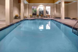 duży basen z niebieską wodą w pokoju hotelowym w obiekcie Courtyard by Marriott St. Cloud w mieście Saint Cloud