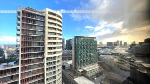 widok na wysoki budynek w mieście w obiekcie Prima Tower 1B Apt by GoodLive w Melbourne