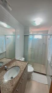 uma casa de banho com um lavatório, um WC e um chuveiro em Apê p/relaxar a beira mar em João Pessoa