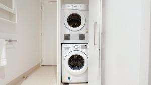 dwie pralki w białej pralni w obiekcie Prima Tower 1B Apt by GoodLive w Melbourne