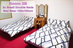 A bed or beds in a room at Furano House, JR Station, 2F Apartment, 3 Bedrooms, Max 8PP - 6 Adults 2 Kid, Onsite Parking