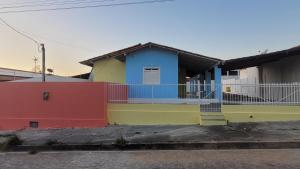 a house with colorful paint on the side of it at Aquarela do Sertão in Piranhas