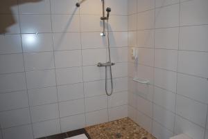 A bathroom at Chambres d'hôtes Les vignes