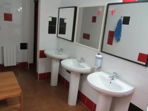Kamar mandi di Bilbao Akelarre Hostel