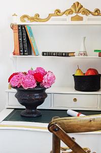 a vase filled with pink flowers sitting on a table at Monte do Laranjal in Monsaraz