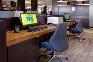 una oficina con dos escritorios con dos ordenadores. en Courtyard by Marriott Denver Southwest/Littleton en Littleton