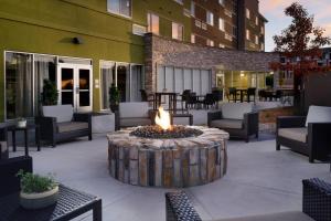 een vuurplaats midden op een patio bij Courtyard by Marriott Denver Southwest/Littleton in Littleton
