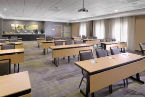 une salle de classe avec des tables et des chaises dans une salle dans l'établissement Courtyard by Marriott Denver Southwest/Littleton, à Littleton