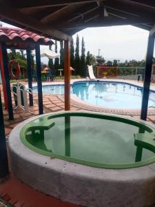 una gran piscina con una gran piscina en Finca Hotel El Bonsai, en Montenegro