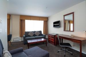 TV a/nebo společenská místnost v ubytování Sandman Hotel & Suites Williams Lake
